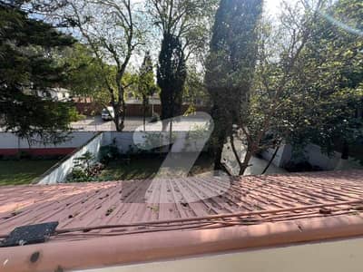 1 kanal house available for Rent in F8/2 3 Master Bedrooms  1 kitchen Gass install  DD. TV lounge 1 kitchen 10 Marla loun 4 Car paring Servant Quarter Study room 1 Saravant Room