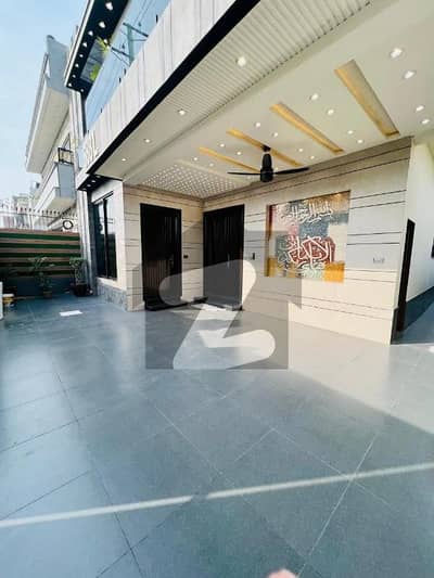 10 Marla Slightly Use Like New Morden Luxury Design House Available For sale Hot Location