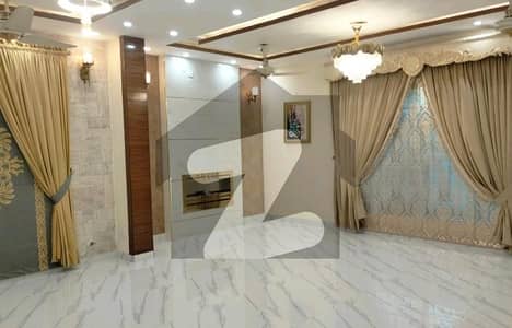 بحریہ ٹاؤن سیکٹر ای بحریہ ٹاؤن,لاہور میں 5 کمروں کا 10 مرلہ مکان 3.7 کروڑ میں برائے فروخت۔