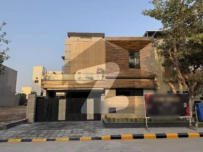 بحریہ ٹاؤن فیز 8 بحریہ ٹاؤن راولپنڈی,راولپنڈی میں 5 کمروں کا 10 مرلہ مکان 5.25 کروڑ میں برائے فروخت۔