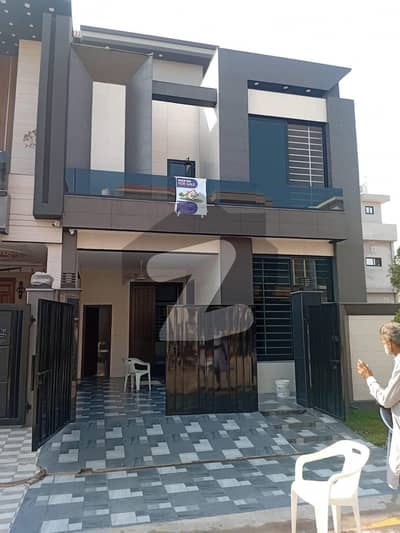 پارک ویو سٹی ۔ روز بلاک پارک ویو سٹی,لاہور میں 4 کمروں کا 5 مرلہ مکان 2.45 کروڑ میں برائے فروخت۔