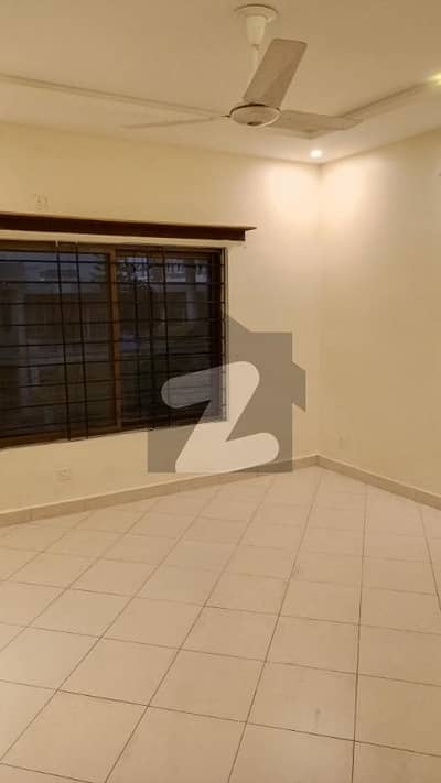 آئی ۔ 8 اسلام آباد میں 3 کمروں کا 12 مرلہ بالائی پورشن 1.25 لاکھ میں کرایہ پر دستیاب ہے۔