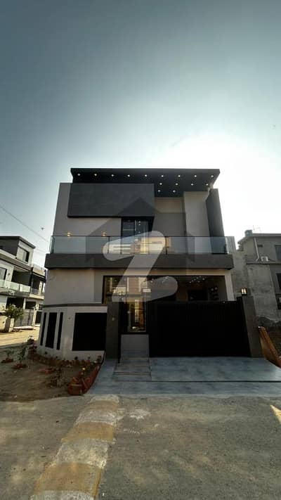 پارک ویو سٹی ۔ جیڈ ایکسٹینشن بلاک پارک ویو سٹی,لاہور میں 5 کمروں کا 6 مرلہ مکان 2.4 کروڑ میں برائے فروخت۔