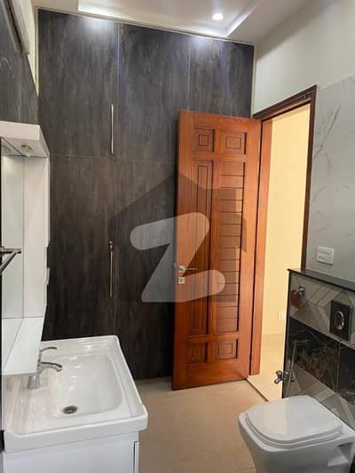 ایل ڈی اے ایوینیو لاہور میں 5 کمروں کا 10 مرلہ مکان 3.8 کروڑ میں برائے فروخت۔