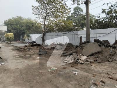 گلبرگ لاہور میں 4 کنال کمرشل پلاٹ 50.0 کروڑ میں برائے فروخت۔