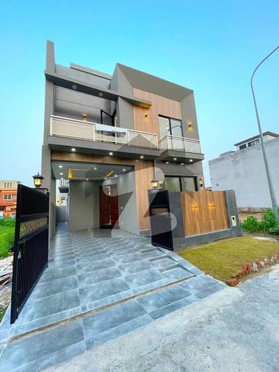 ڈی ایچ اے 9 ٹاؤن ۔ بلاک سی ڈی ایچ اے 9 ٹاؤن,ڈیفنس (ڈی ایچ اے),لاہور میں 3 کمروں کا 5 مرلہ مکان 3.05 کروڑ میں برائے فروخت۔