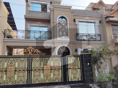 سینٹرل پارک ۔ بلاک اے سینٹرل پارک ہاؤسنگ سکیم,لاہور میں 5 کمروں کا 10 مرلہ مکان 2.95 کروڑ میں برائے فروخت۔