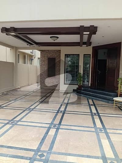 ڈی ایچ اے فیز 3 - بلاک ڈبلیو فیز 3,ڈیفنس (ڈی ایچ اے),لاہور میں 5 کمروں کا 1 کنال مکان 2.2 لاکھ میں کرایہ پر دستیاب ہے۔