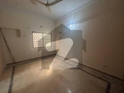 ایف ۔ 11 اسلام آباد میں 2 کمروں کا 10 مرلہ بالائی پورشن 1.2 لاکھ میں کرایہ پر دستیاب ہے۔