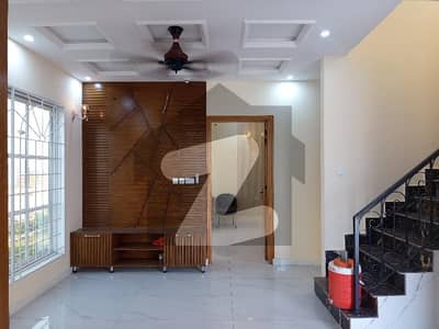 گارڈن ٹاؤن فیز 3 گارڈن ٹاؤن,گوجرانوالہ میں 5 کمروں کا 10 مرلہ مکان 4.2 کروڑ میں برائے فروخت۔