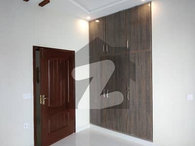 پنجاب کوآپریٹو ہاؤسنگ سوسائٹی لاہور میں 1 کمرے کا 5 مرلہ زیریں پورشن 42.0 ہزار میں کرایہ پر دستیاب ہے۔