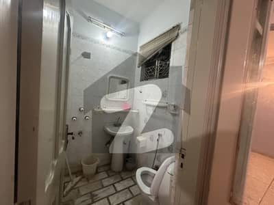 ایف ۔ 11 اسلام آباد میں 3 کمروں کا 10 مرلہ بالائی پورشن 1.1 لاکھ میں کرایہ پر دستیاب ہے۔