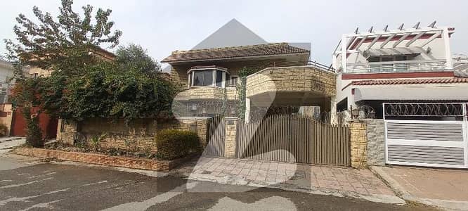 HOUSE FOR SALE IN F10 511 YARDS