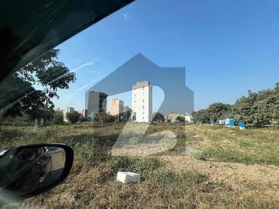 ڈی ایچ اے فیز 8 ڈیفنس (ڈی ایچ اے),لاہور میں 4 مرلہ کمرشل پلاٹ 2.3 کروڑ میں برائے فروخت۔