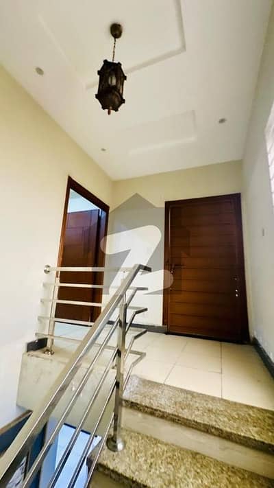 Prime Location House In Wapda Town Sized 10 Marla Is Available