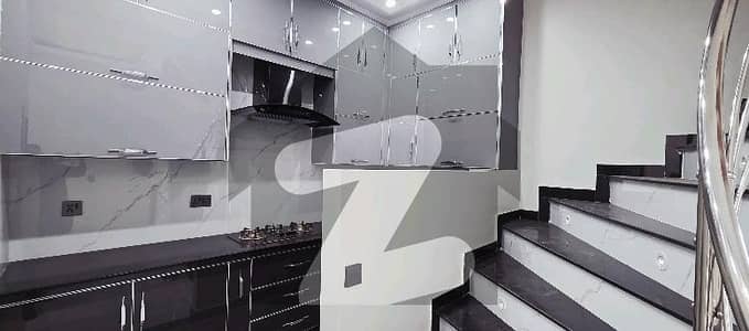 واپڈا ٹاؤن گوجرانوالہ میں 5 کمروں کا 10 مرلہ مکان 2.8 کروڑ میں برائے فروخت۔