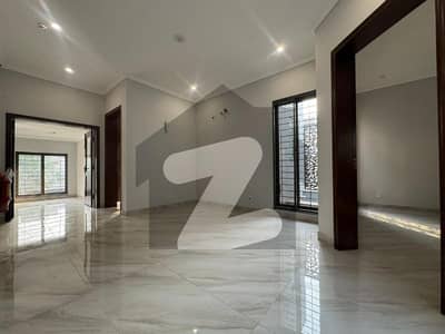 ڈی ایچ اے فیز 8 ڈیفنس (ڈی ایچ اے),لاہور میں 4 کمروں کا 10 مرلہ مکان 2.25 لاکھ میں کرایہ پر دستیاب ہے۔