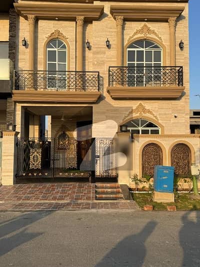 ڈی ایچ اے 9 ٹاؤن ڈیفنس (ڈی ایچ اے),لاہور میں 3 کمروں کا 5 مرلہ مکان 2.55 کروڑ میں برائے فروخت۔