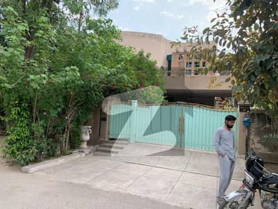 01 KANAL BEAUTIFUL OWNER BUILD SOLID HOUSE FOR SALE IN DHA PHASE 2.