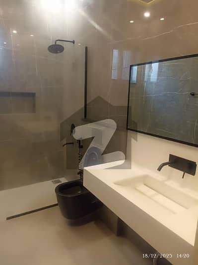 بحریہ ٹاؤن فیز 8 بحریہ ٹاؤن راولپنڈی,راولپنڈی میں 5 کمروں کا 15 مرلہ مکان 8.5 کروڑ میں برائے فروخت۔