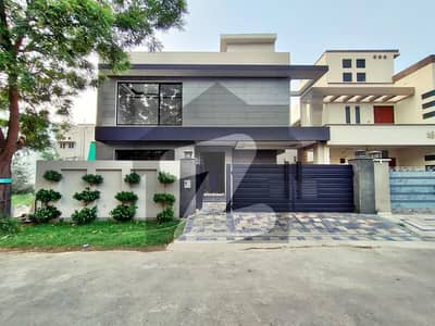 ڈی ایچ اے 9 ٹاؤن ڈیفنس (ڈی ایچ اے),لاہور میں 3 کمروں کا 5 مرلہ مکان 2.5 کروڑ میں برائے فروخت۔