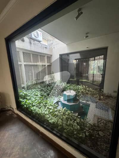 گلبرگ لاہور میں 5 کمروں کا 2 کنال مکان 7.5 لاکھ میں کرایہ پر دستیاب ہے۔