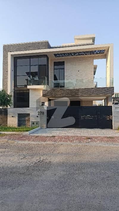 بحریہ ٹاؤن فیز 8 بحریہ ٹاؤن راولپنڈی,راولپنڈی میں 5 کمروں کا 10 مرلہ مکان 4.35 کروڑ میں برائے فروخت۔