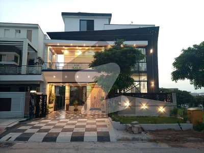 بحریہ ٹاؤن فیز 8 بحریہ ٹاؤن راولپنڈی,راولپنڈی میں 5 کمروں کا 10 مرلہ مکان 4.95 کروڑ میں برائے فروخت۔