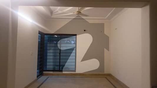 جوہر ٹاؤن فیز 2 جوہر ٹاؤن,لاہور میں 5 کمروں کا 10 مرلہ مکان 4.0 کروڑ میں برائے فروخت۔