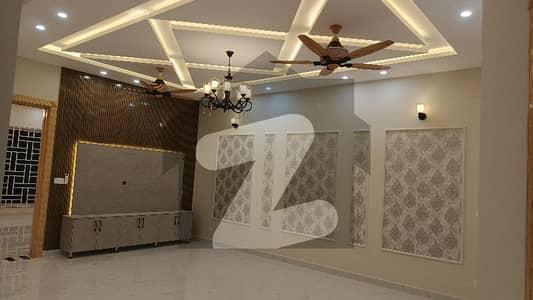 بحریہ ٹاؤن فیز 8 بحریہ ٹاؤن راولپنڈی,راولپنڈی میں 5 کمروں کا 10 مرلہ مکان 4.5 کروڑ میں برائے فروخت۔