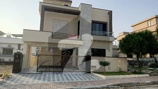 بحریہ ٹاؤن فیز 8 بحریہ ٹاؤن راولپنڈی,راولپنڈی میں 5 کمروں کا 10 مرلہ مکان 4.8 کروڑ میں برائے فروخت۔