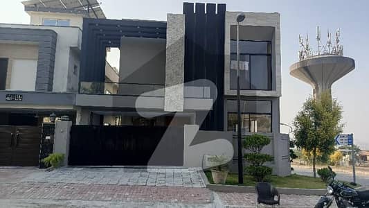 بحریہ ٹاؤن فیز 8 بحریہ ٹاؤن راولپنڈی,راولپنڈی میں 5 کمروں کا 10 مرلہ مکان 4.5 کروڑ میں برائے فروخت۔