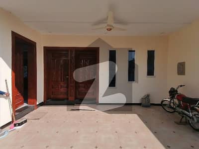 جی ۔ 13 اسلام آباد میں 6 کمروں کا 10 مرلہ مکان 7.7 کروڑ میں برائے فروخت۔