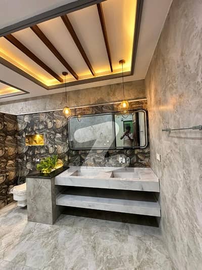 ڈی ایچ اے ڈیفینس فیز 2 ڈی ایچ اے ڈیفینس,اسلام آباد میں 9 کمروں کا 1 کنال مکان 16.5 کروڑ میں برائے فروخت۔