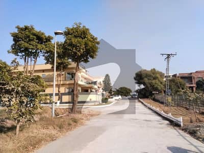 OUT CLASS LOCATION TOP HIGHTED ONE KANAL CORNER PLOT AVAIL FOR SALE