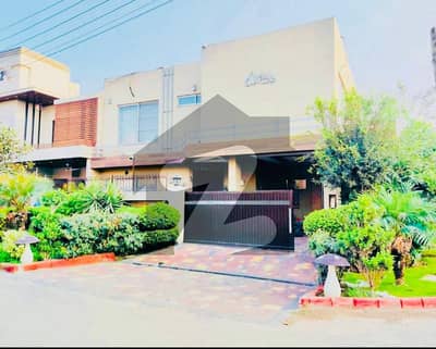 ڈی ایچ اے فیز 8 ڈیفنس (ڈی ایچ اے),لاہور میں 4 کمروں کا 10 مرلہ مکان 3.95 کروڑ میں برائے فروخت۔