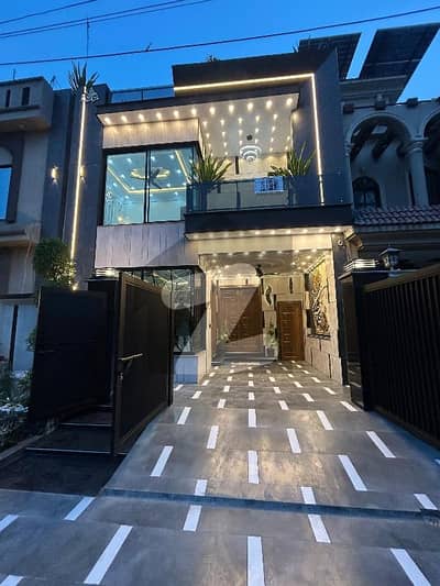 پارک ویو سٹی لاہور میں 4 کمروں کا 5 مرلہ مکان 2.5 کروڑ میں برائے فروخت۔