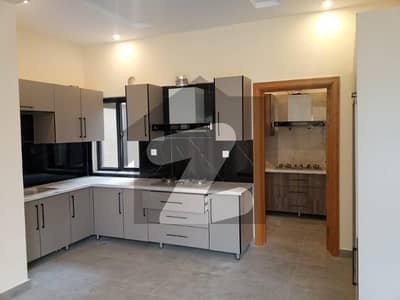 بحریہ ٹاؤن فیز 8 بحریہ ٹاؤن راولپنڈی,راولپنڈی میں 5 کمروں کا 10 مرلہ مکان 3.05 کروڑ میں برائے فروخت۔