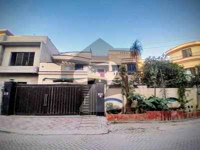 کینال ویو لاہور میں 6 کمروں کا 1 کنال مکان 8.5 کروڑ میں برائے فروخت۔