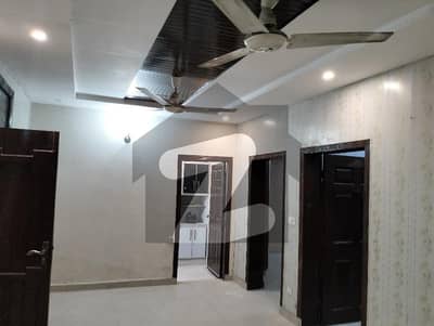 جوہر ٹاؤن لاہور میں 5 کمروں کا 5 مرلہ مکان 1.35 لاکھ میں کرایہ پر دستیاب ہے۔