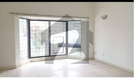 آئی ۔ 8 اسلام آباد میں 5 کمروں کا 1 کنال مکان 3.3 لاکھ میں کرایہ پر دستیاب ہے۔