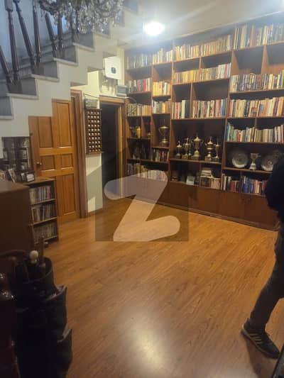 کینٹ لاہور میں 6 کمروں کا 2 کنال مکان 25.0 کروڑ میں برائے فروخت۔