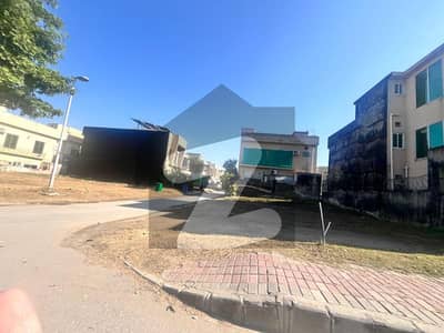 بحریہ ہیملیٹ بحریہ ٹاؤن فیز 8,بحریہ ٹاؤن راولپنڈی,راولپنڈی میں 1 کنال رہائشی پلاٹ 1.6 کروڑ میں برائے فروخت۔