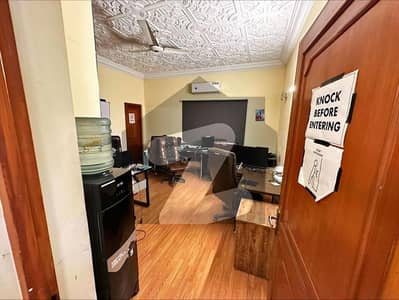 ماڈل ٹاؤن لاہور میں 5 کمروں کا 13 مرلہ مکان 6.5 کروڑ میں برائے فروخت۔