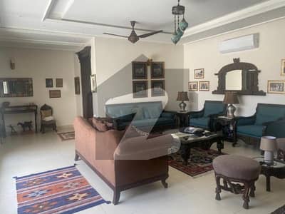 کینٹ لاہور میں 5 کمروں کا 1 کنال مکان 14.0 کروڑ میں برائے فروخت۔