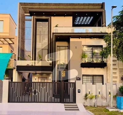 سٹی ہاؤسنگ سوسائٹی گوجرانوالہ میں 5 کمروں کا 10 مرلہ مکان 4.9 کروڑ میں برائے فروخت۔