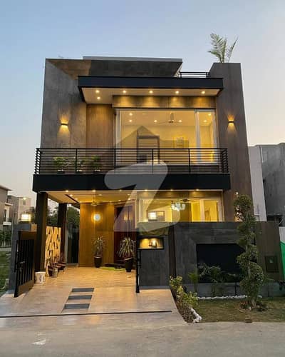 ڈی ایچ اے 9 ٹاؤن ڈیفنس (ڈی ایچ اے),لاہور میں 3 کمروں کا 5 مرلہ مکان 2.4 کروڑ میں برائے فروخت۔