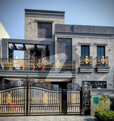 بحریہ ٹاؤن لاہور میں 5 کمروں کا 10 مرلہ مکان 3.75 کروڑ میں برائے فروخت۔