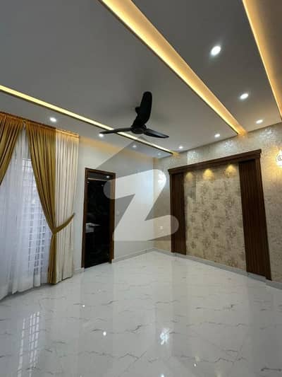 بحریہ ٹاؤن سیکٹرڈی بحریہ ٹاؤن,لاہور میں 3 کمروں کا 5 مرلہ مکان 70.0 ہزار میں کرایہ پر دستیاب ہے۔