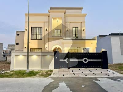 سٹی ہاؤسنگ سوسائٹی گوجرانوالہ میں 6 کمروں کا 10 مرلہ مکان 3.9 کروڑ میں برائے فروخت۔